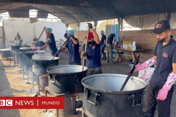 “Mírennos, vean nuestra desesperación”: las cocinas comunitarias de Gaza al borde del colapso tras dos meses de bloqueo de Israel