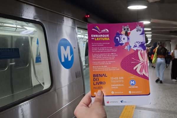 Bienal do Livro Rio distribuiu 2,5 mil livros nos trens do MetrôRio