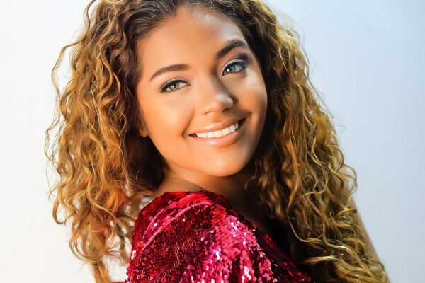Esther de Oliveira: talento em cena e cuidados naturais nos bastidores