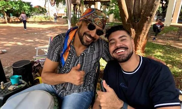 de ex-dependente a artista xamânico na Praça Ary Coelho
