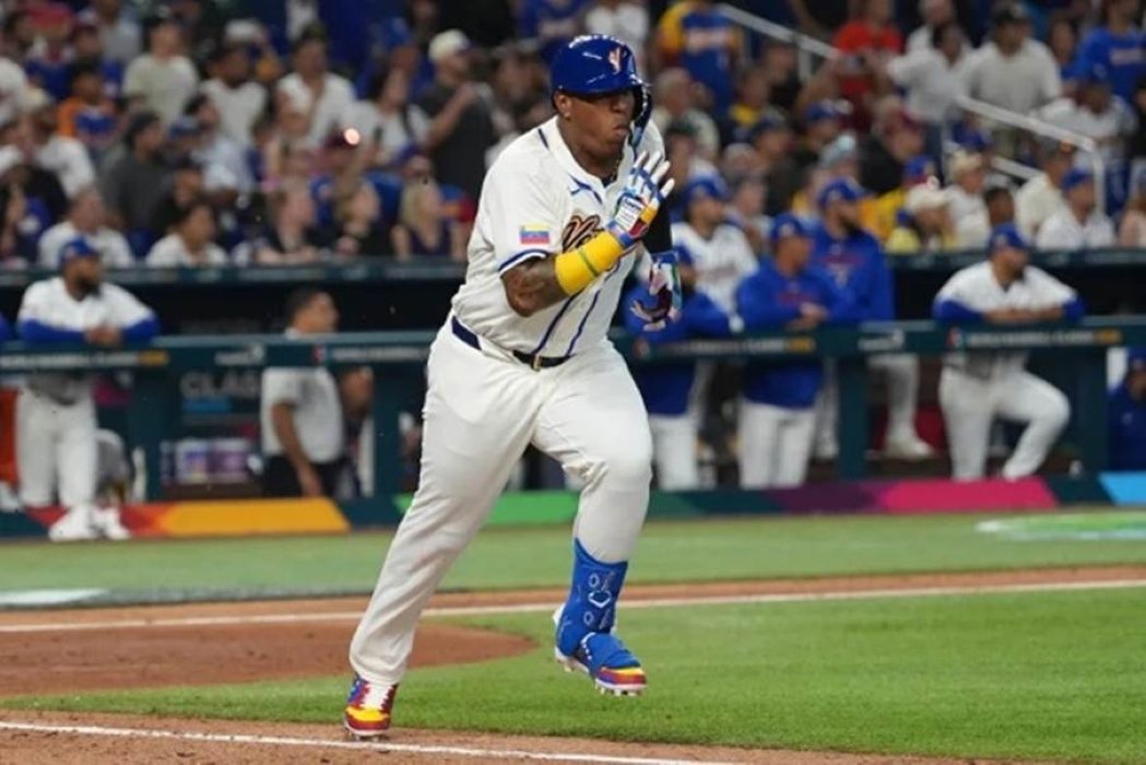 Venezuelan Catcher Salvador Pérez Chases History as Royals Seek Runs