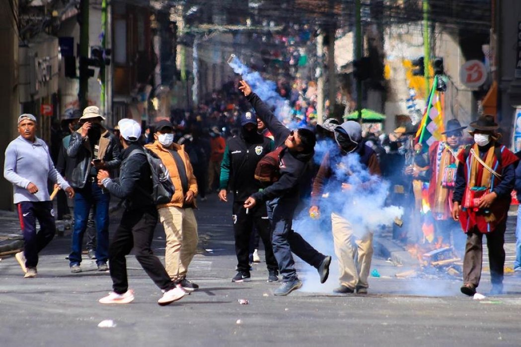 Bolivian Roads Become Battleground as Blockades Test Rodrigo Paz’s Presidency
