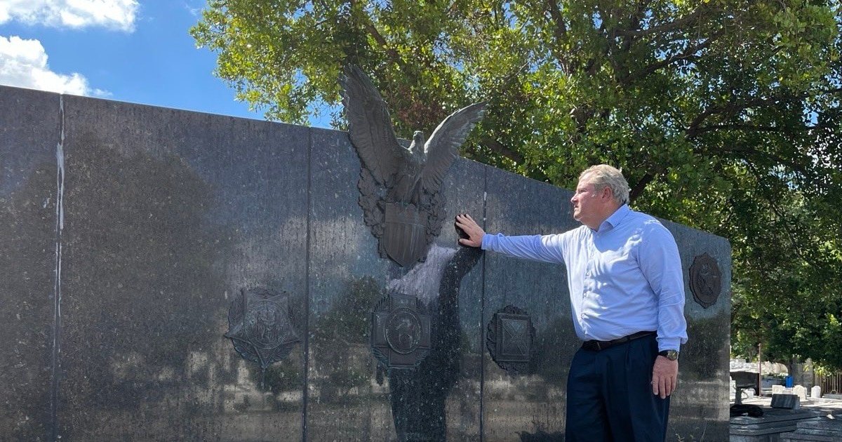 Hammer rinde tributo a los estadounidenses caídos, incluidos los enterrados en Cuba